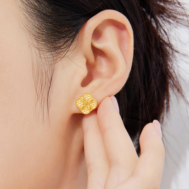 六福珠宝黄金耳钉四叶草足金菱格纹耳钉女款计价HEG0006DS【联系客服补货】