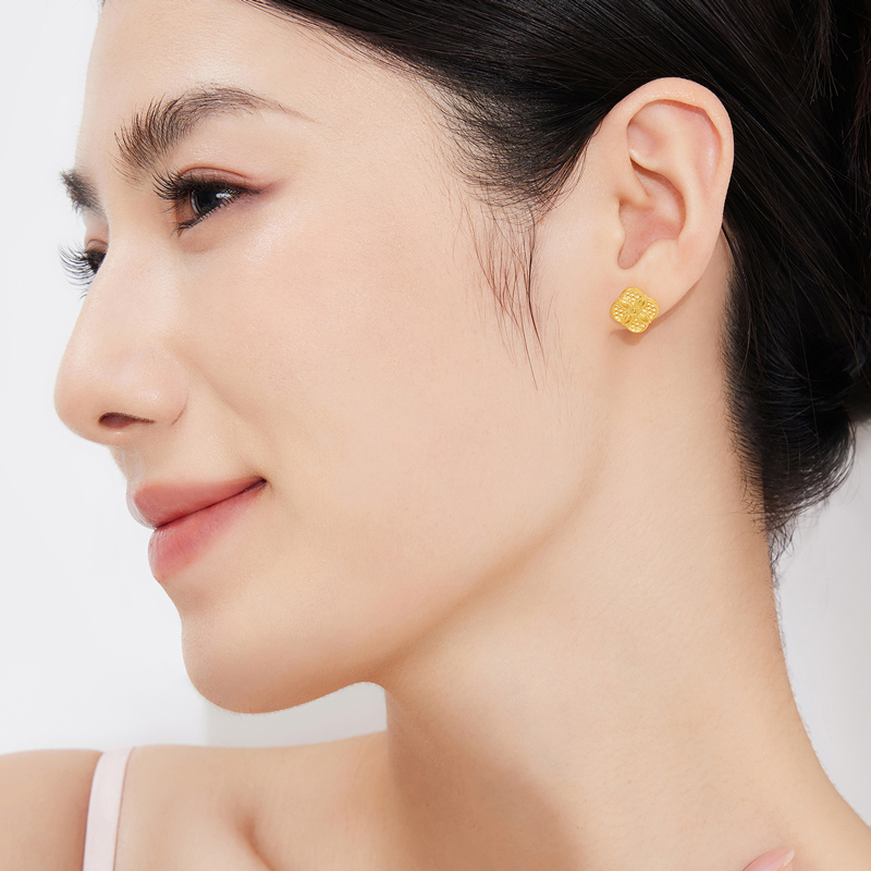 六福珠宝黄金耳钉四叶草足金菱格纹耳钉女款计价HEG0006DS【联系客服补货】
