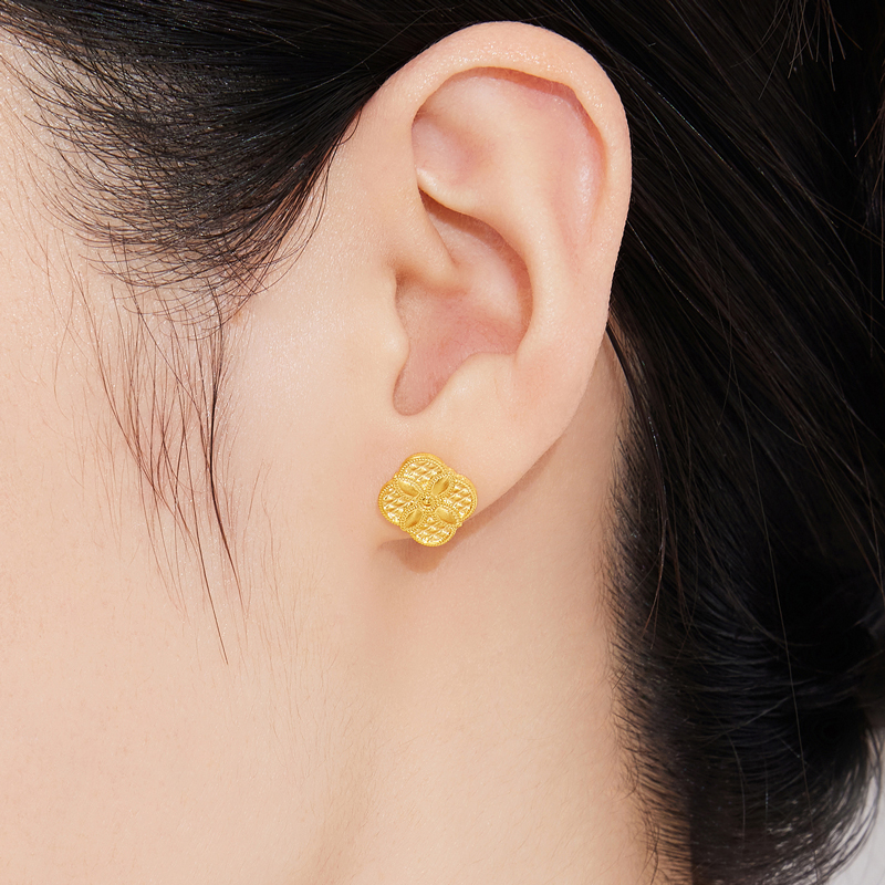 六福珠宝黄金耳钉四叶草足金菱格纹耳钉女款计价HEG0006DS【联系客服补货】