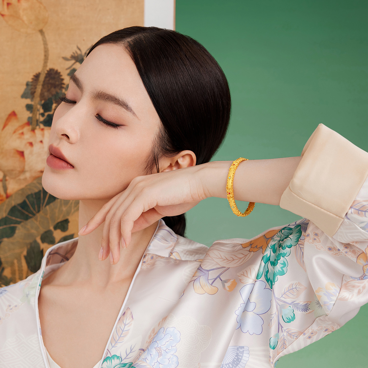 六福珠宝福满传家花丝蝴蝶黄金手镯子鎏彩工艺女赏花计价F58TBGB0005