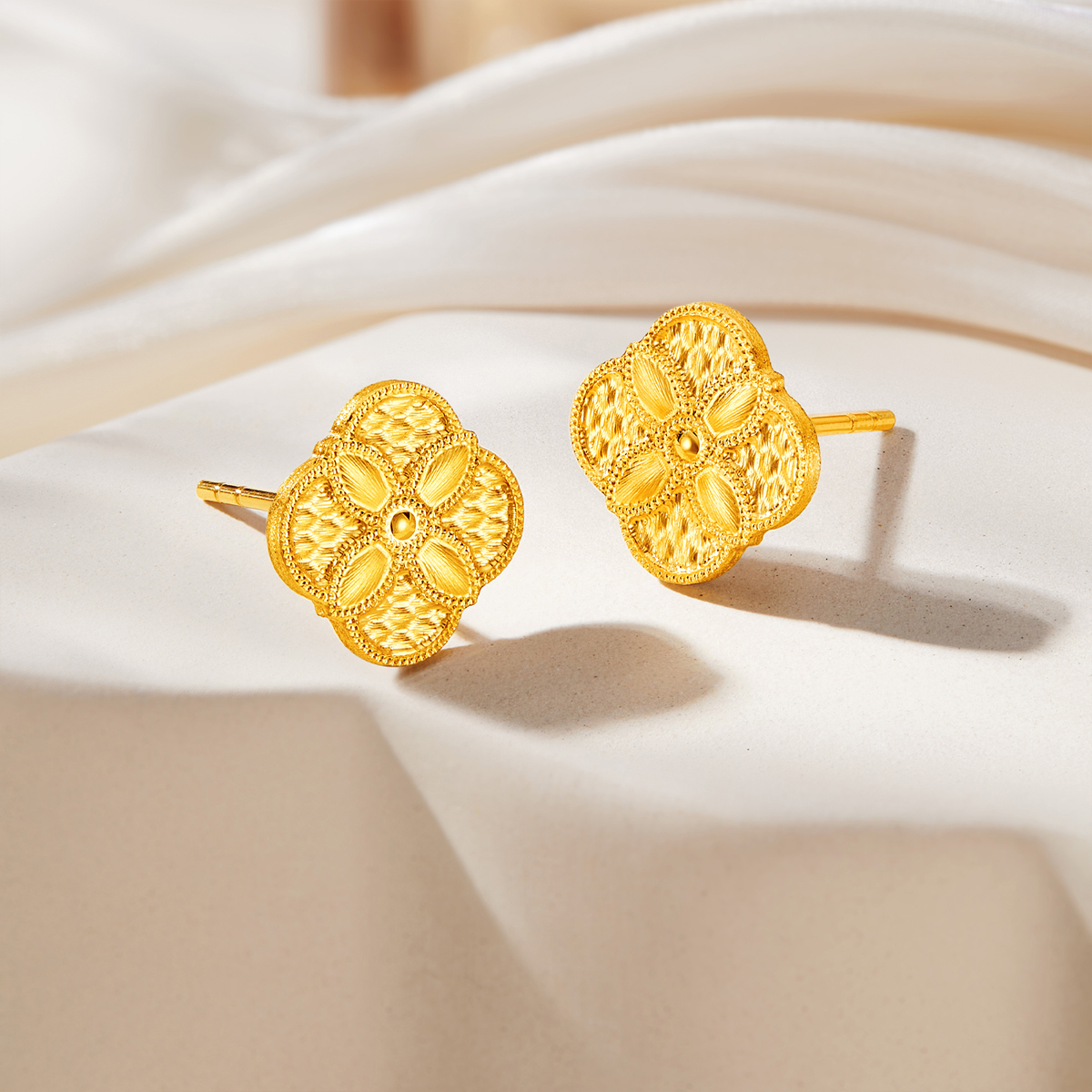 六福珠宝黄金耳钉四叶草足金菱格纹耳钉女款计价HEG0006DS【联系客服补货】