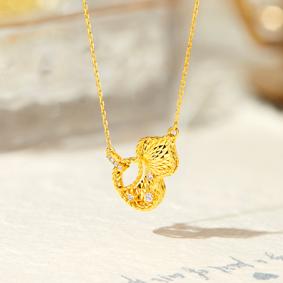 六福珠宝葫芦18k钻石项链女款钻石吊坠套链正品定价bADSKN0001Y【联系客服补货】