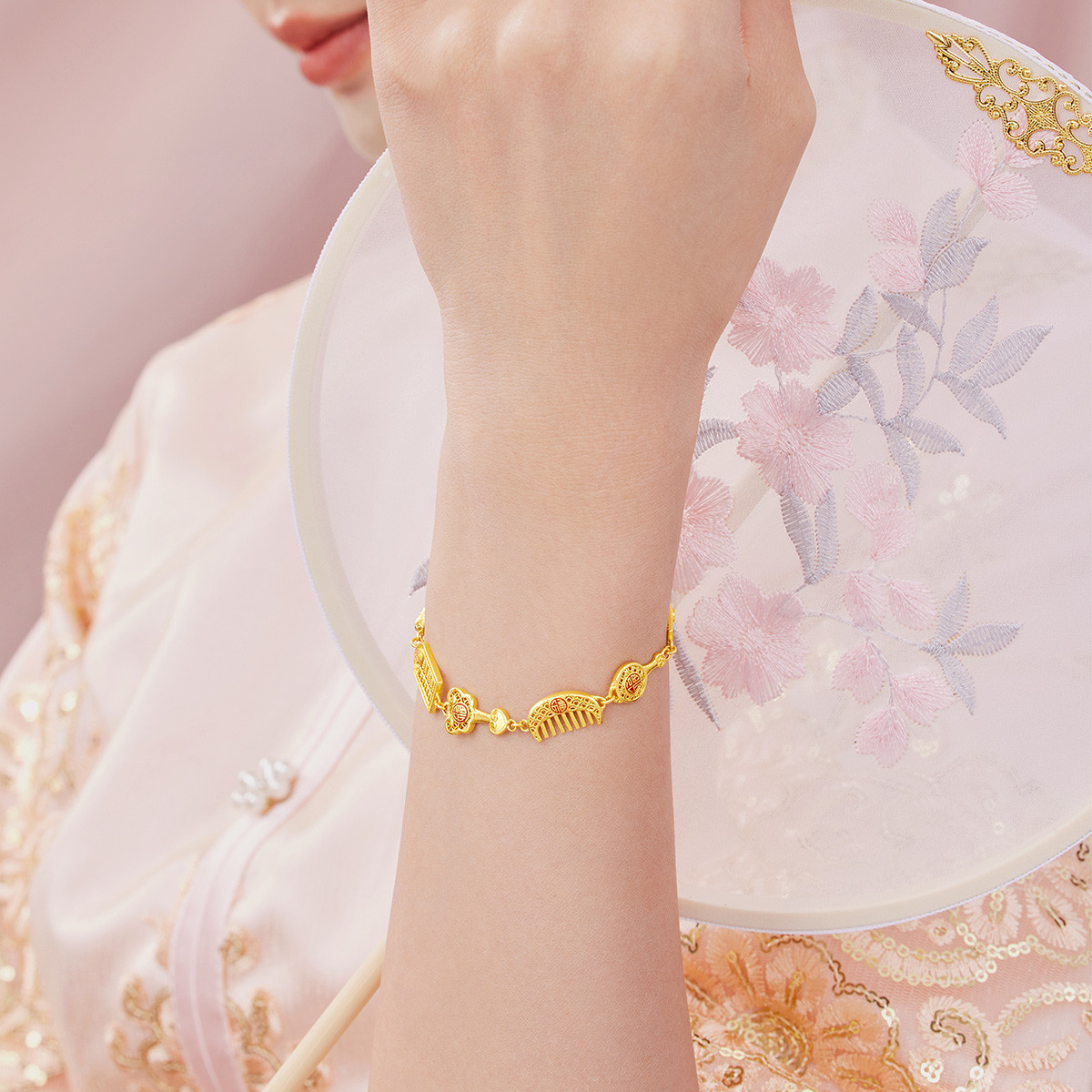 六福珠宝婚嫁九宝黄金手链女福满传家首饰鎏彩工艺计价001452BA【联系客服补货】
