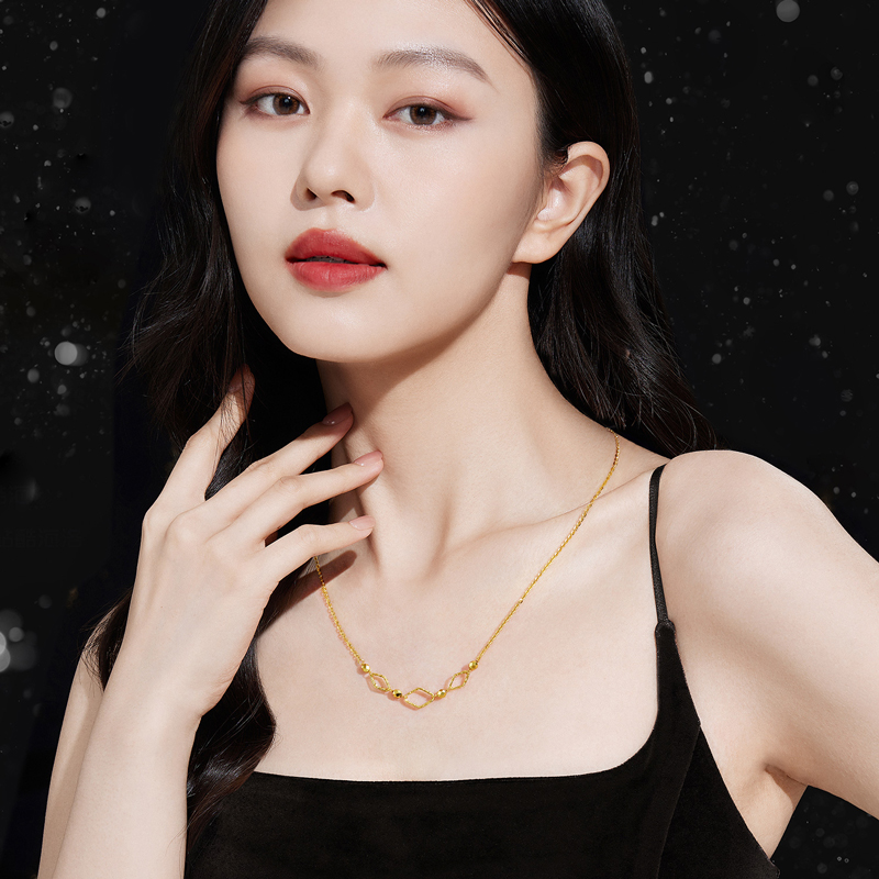 六福珠宝几何菱形黄金项链女简约蹦迪珠足金锁骨链计价GJG0014DS【联系客服补货】