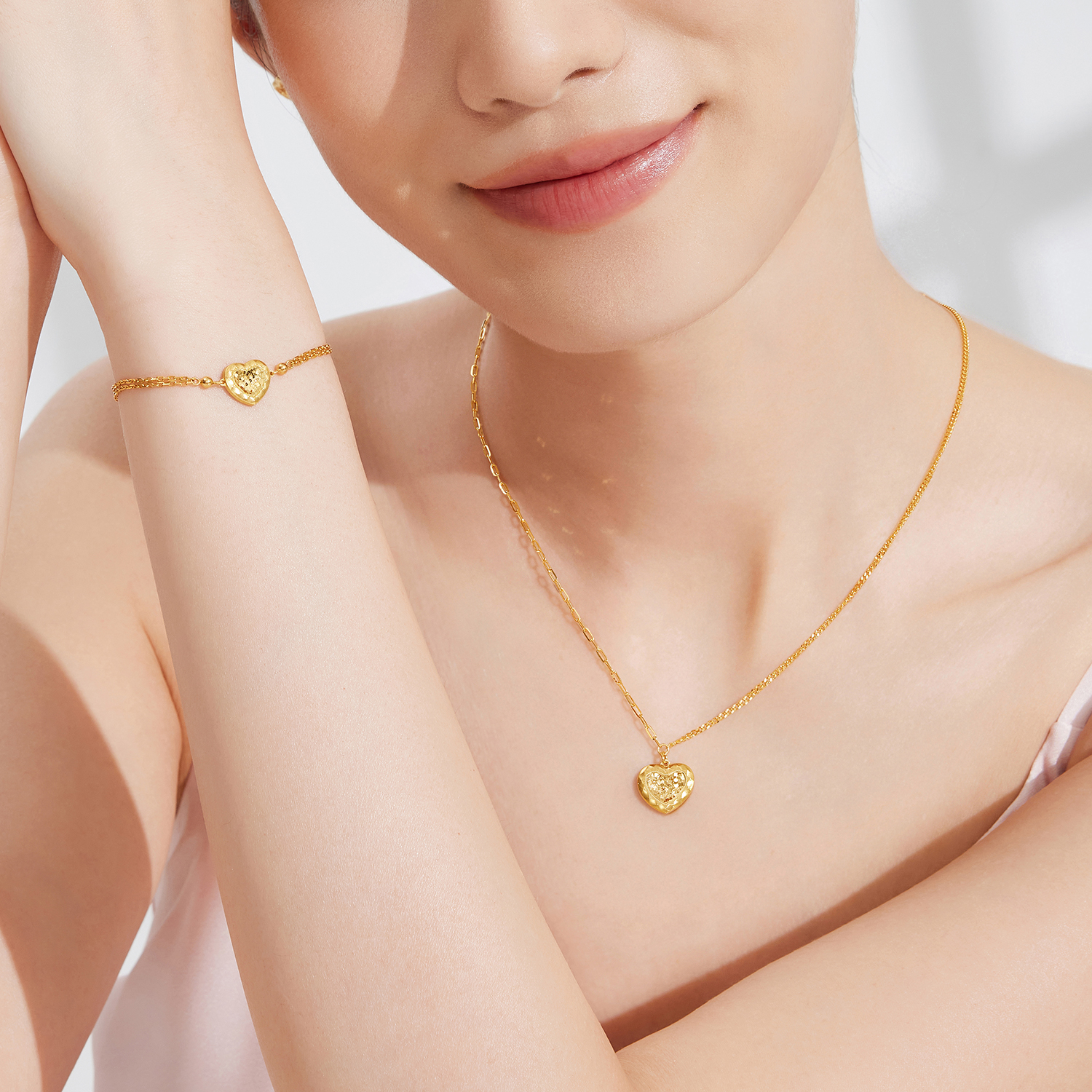 六福珠宝黄金项链悦动心闪足金爱心碎碎冰项链女款计价HEG0001DS【联系客服补货】