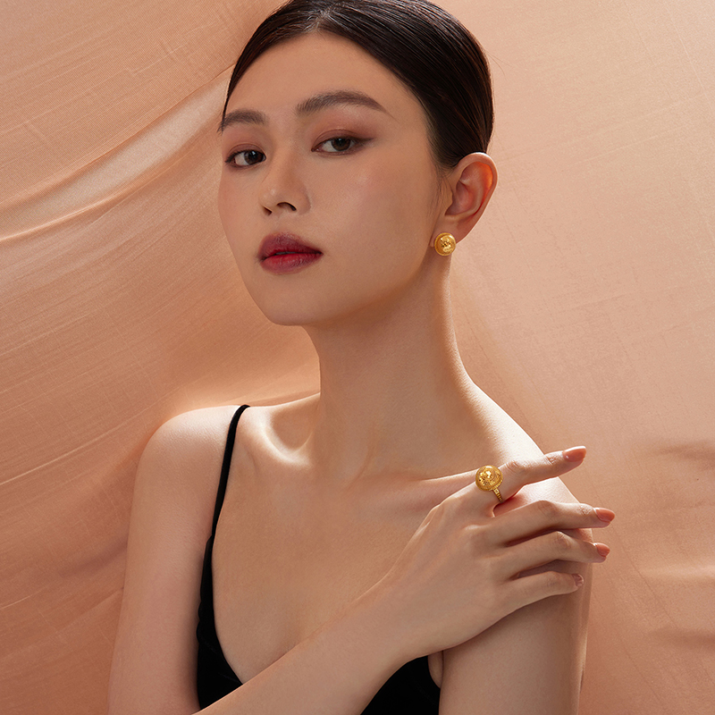  六福珠宝光影金爆闪金球黄金耳钉女时尚5G蜂巢金耳饰计价021106EA【预售详询客服】年货