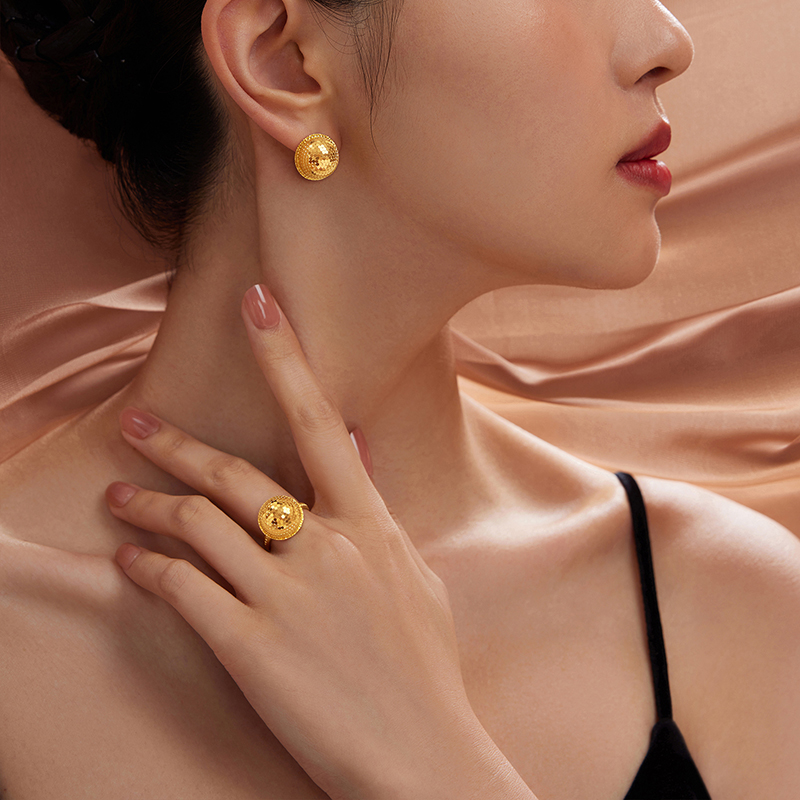  六福珠宝光影金爆闪金球黄金耳钉女时尚5G蜂巢金耳饰计价021106EA【预售详询客服】年货