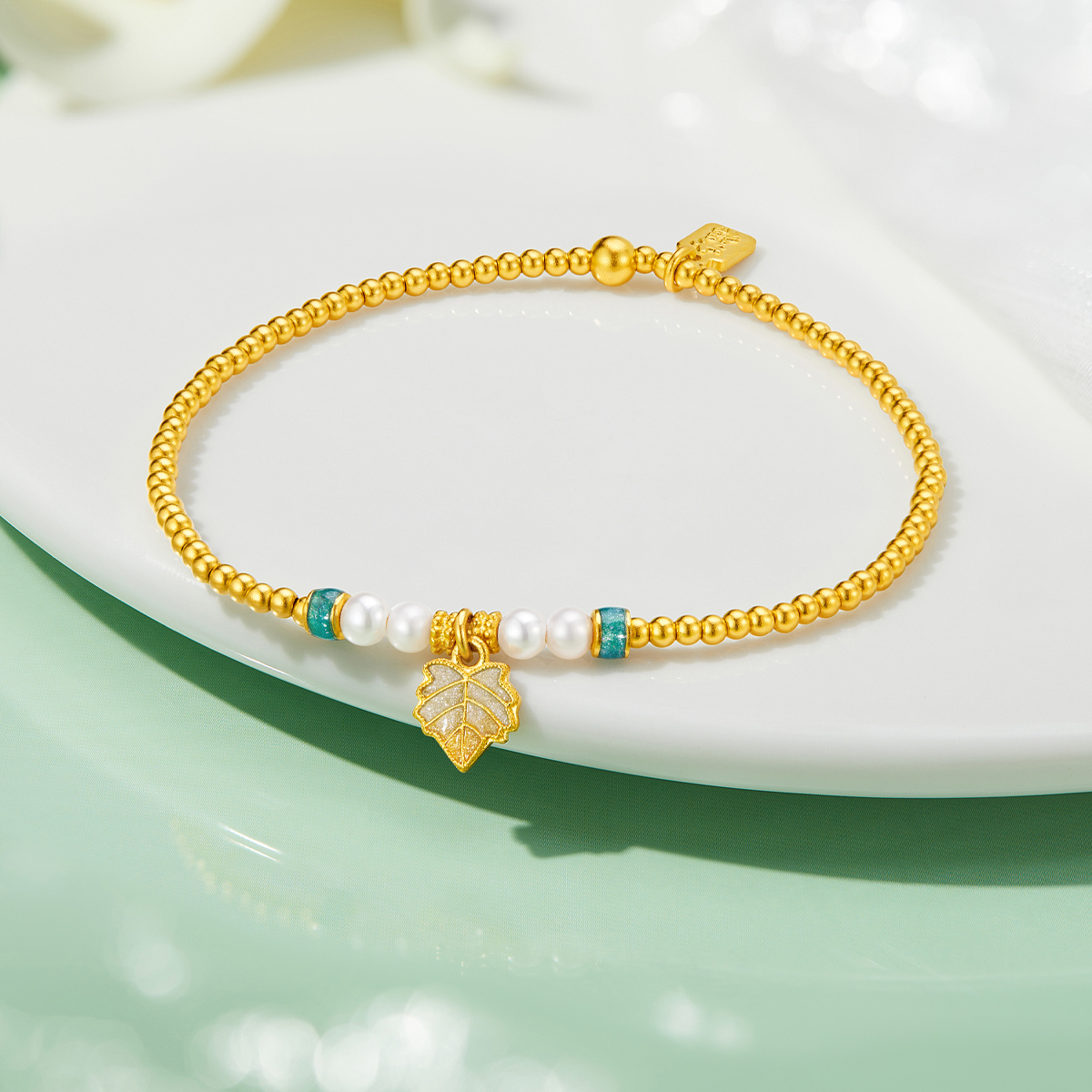 六福珠宝金叶子黄金手链珍珠女款鎏彩工艺金珠手串计价F48G0031DS