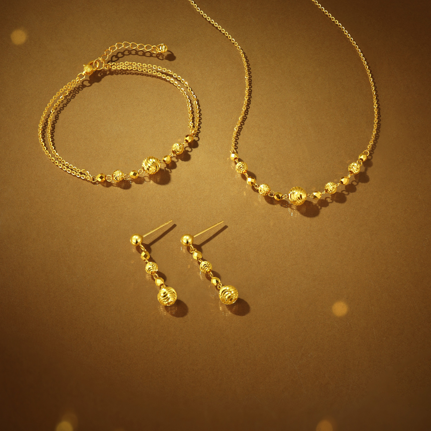 【店庆特惠】六福珠宝波光粼粼黄金手链女时尚车花金珠双层手链计价GJG0074DS