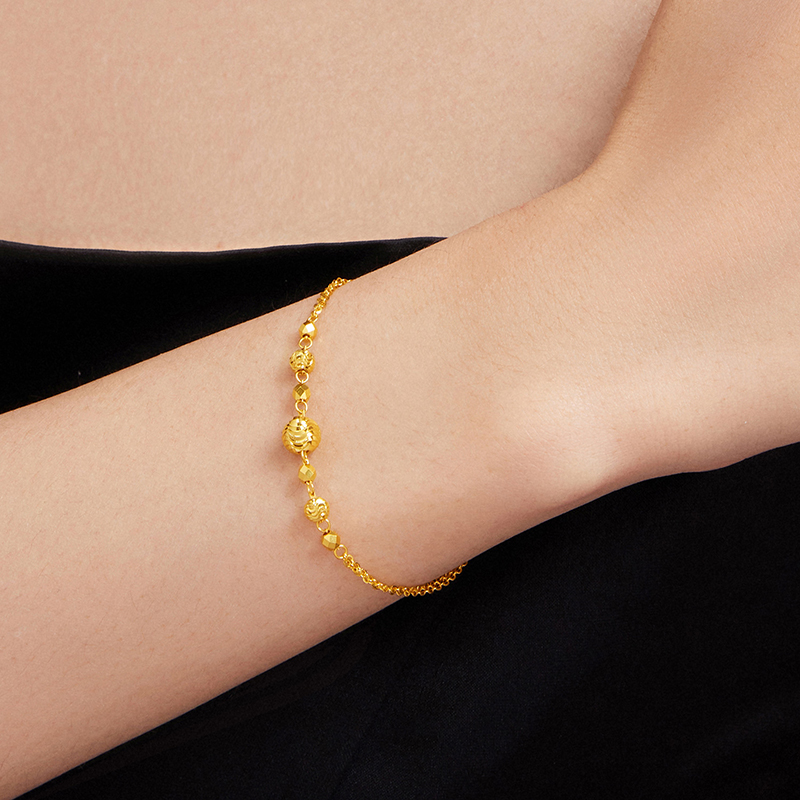 【店庆特惠】六福珠宝波光粼粼黄金手链女时尚车花金珠双层手链计价GJG0074DS