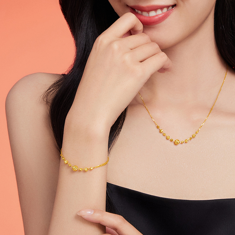 【店庆特惠】六福珠宝波光粼粼黄金手链女时尚车花金珠双层手链计价GJG0074DS