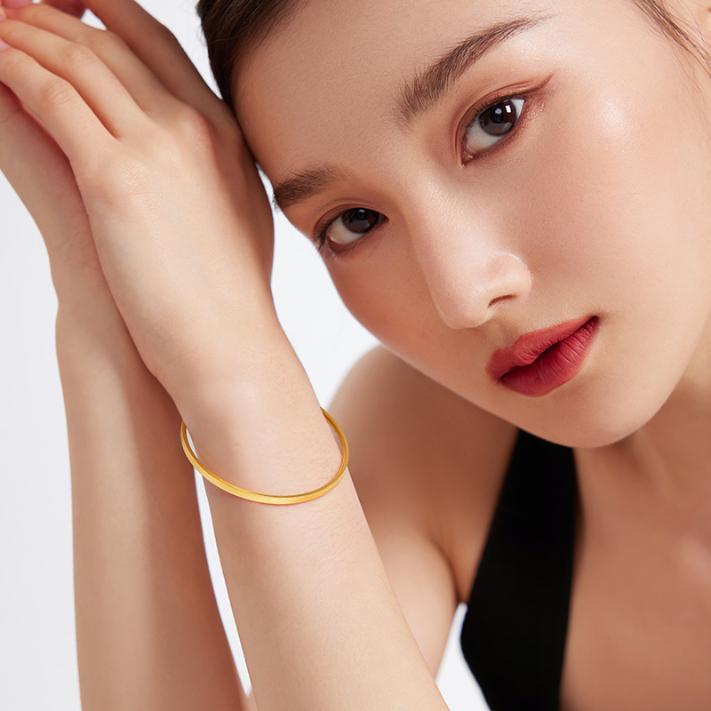 六福珠宝方形素圈黄金手镯女简约古法足金镯子首饰计价F21G0005DS【联系客服补货】