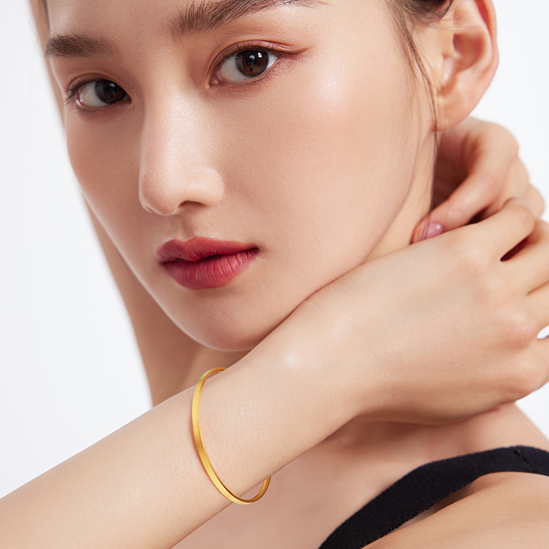 六福珠宝方形素圈黄金手镯女简约古法足金镯子首饰计价F21G0005DS【联系客服补货】