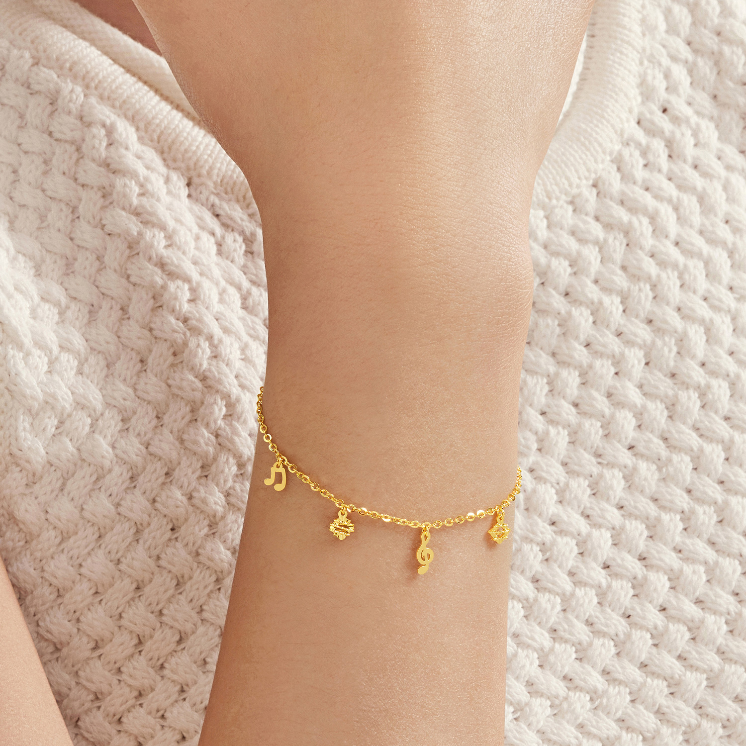 六福珠宝灵感系列欢乐妙曲黄金手链女音符足金挂坠计价GJG0030DS
