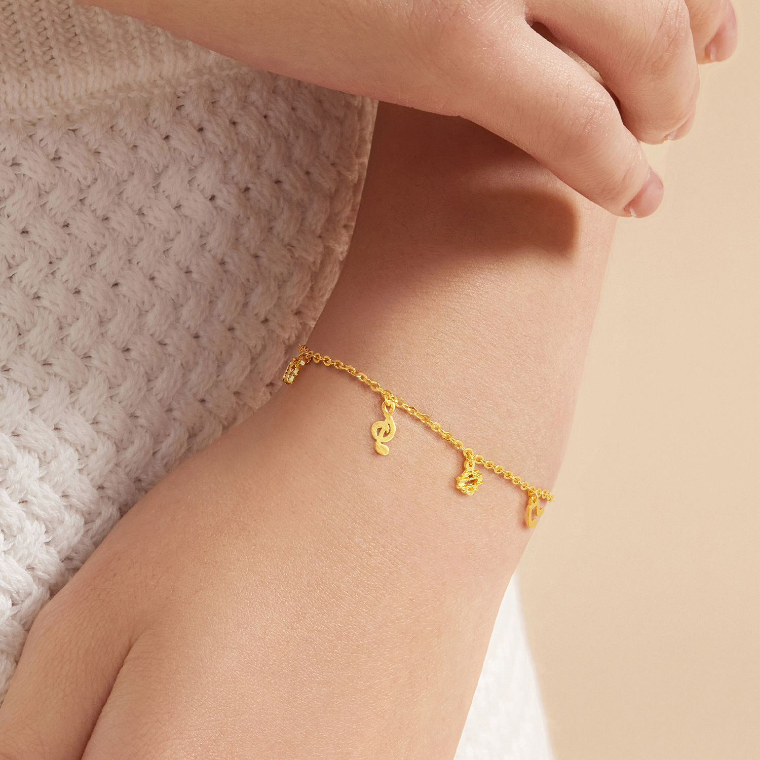 六福珠宝灵感系列欢乐妙曲黄金手链女音符足金挂坠计价GJG0030DS