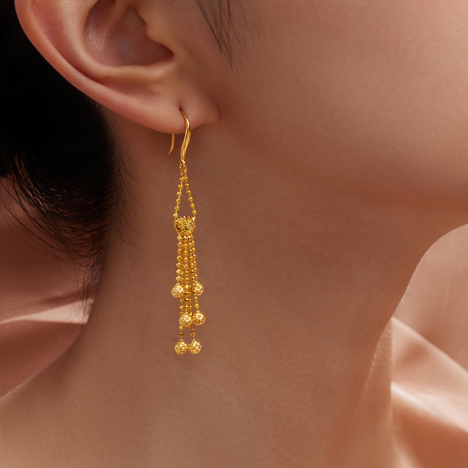 六福珠宝光影金足金镭射流光流苏黄金耳环耳坠 计价 024397ea【联系客服补货】