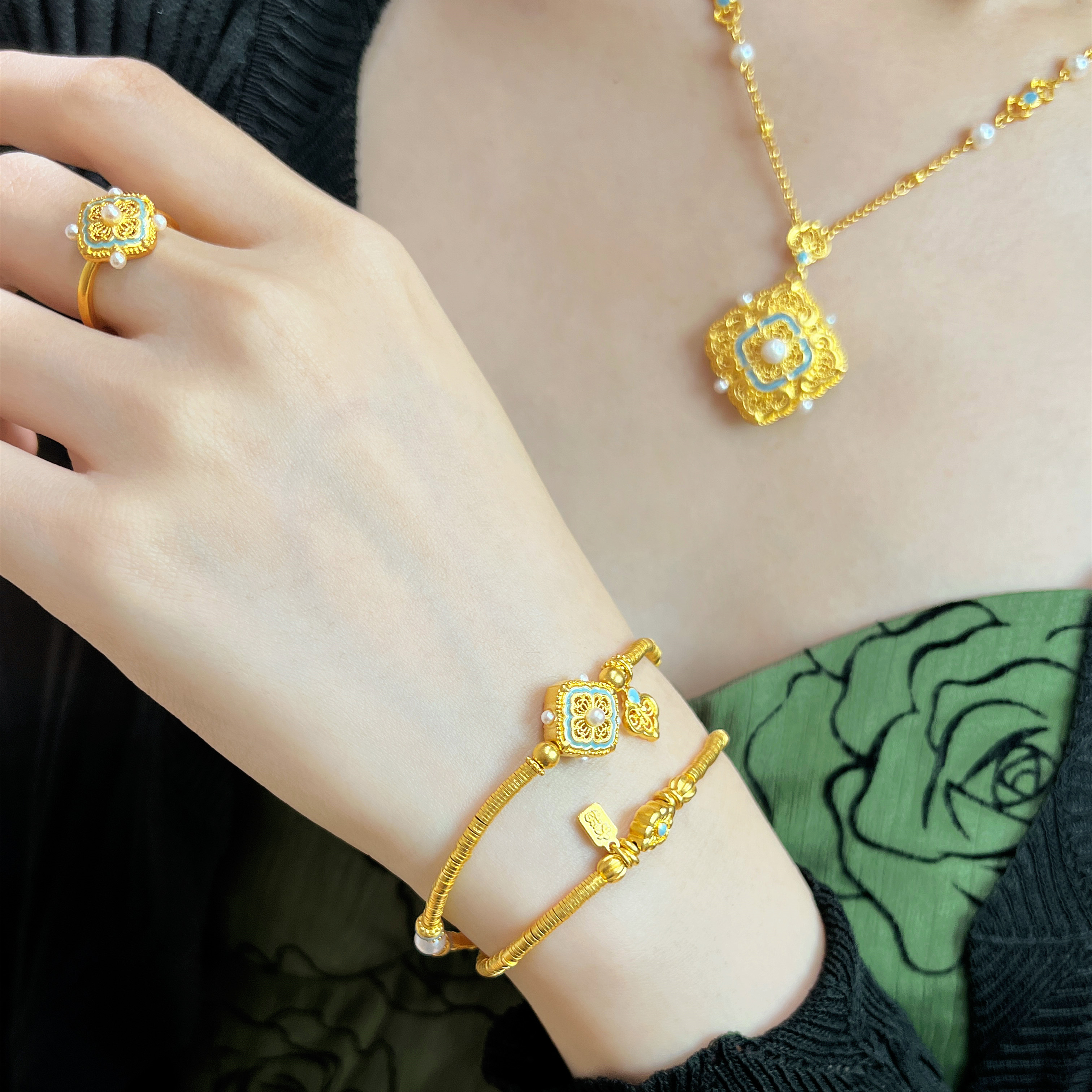 六福珠宝福满传家宋韵四合如意黄金手链女珍珠碎金子手串计价L07TBGB0031