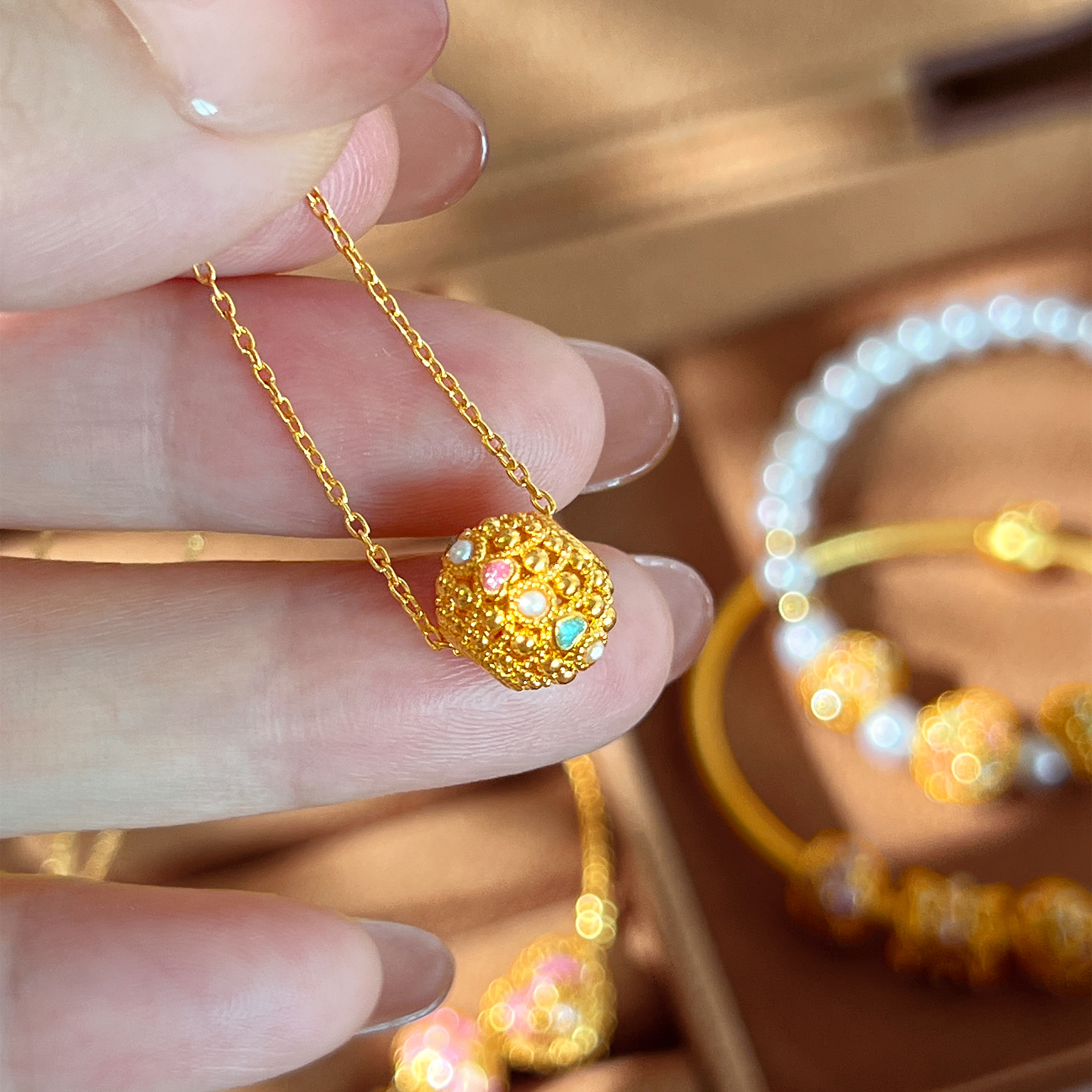 六福珠宝花韵黄金转运珠女鎏彩工艺DIY珍珠串珠路路通赏花定价FIA1TBP0015情人节