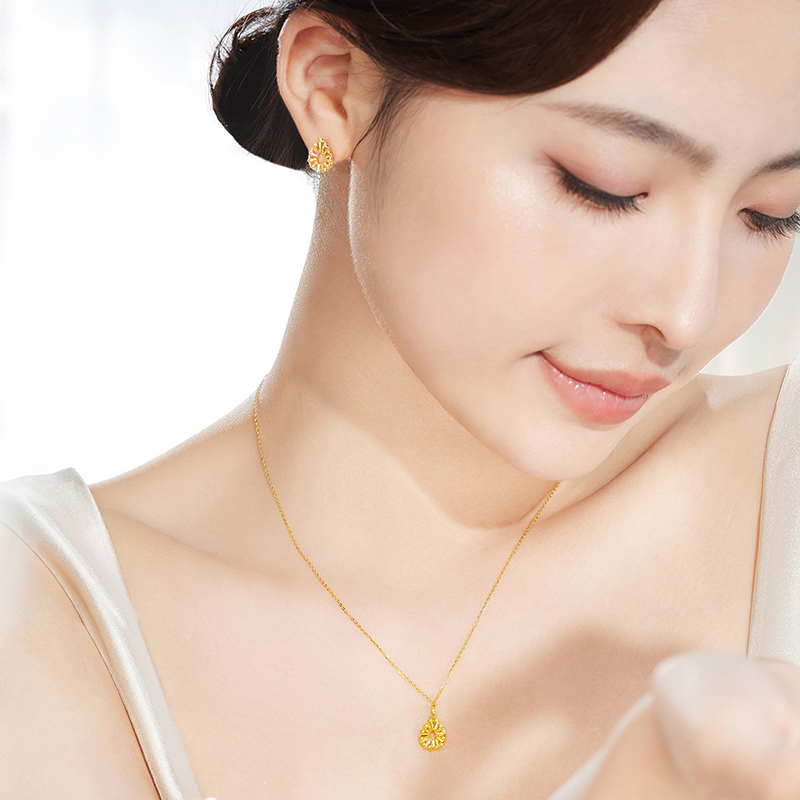 六福珠宝冰·钻水滴黄金项链女时尚炫彩色足金吊坠套链GJA0018DS