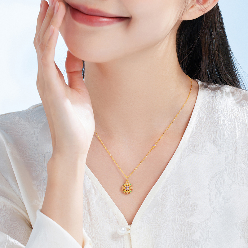 六福珠宝四合如意团花纹黄金项链女鎏彩工艺金项链计价GJG0067DS绿色