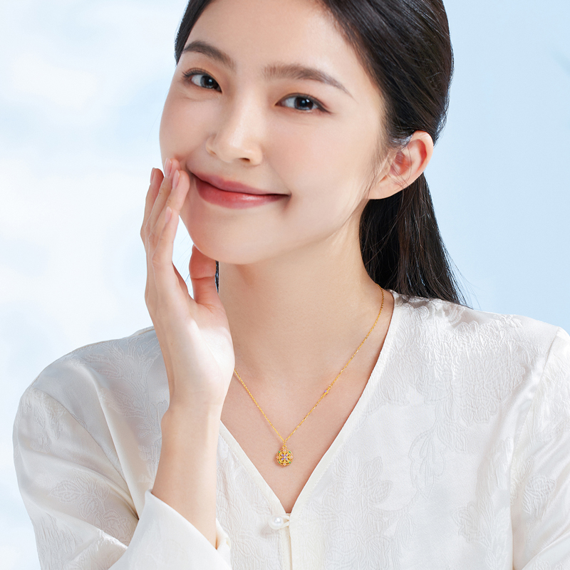 六福珠宝四合如意团花纹黄金项链女鎏彩工艺金项链计价GJG0067DS绿色