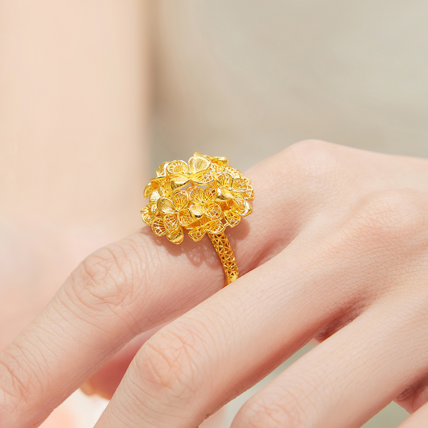 六福珠宝囍爱系列锦绣佳缘黄金戒指女金绣球花婚嫁礼计价020796RA【1V1直播看货】