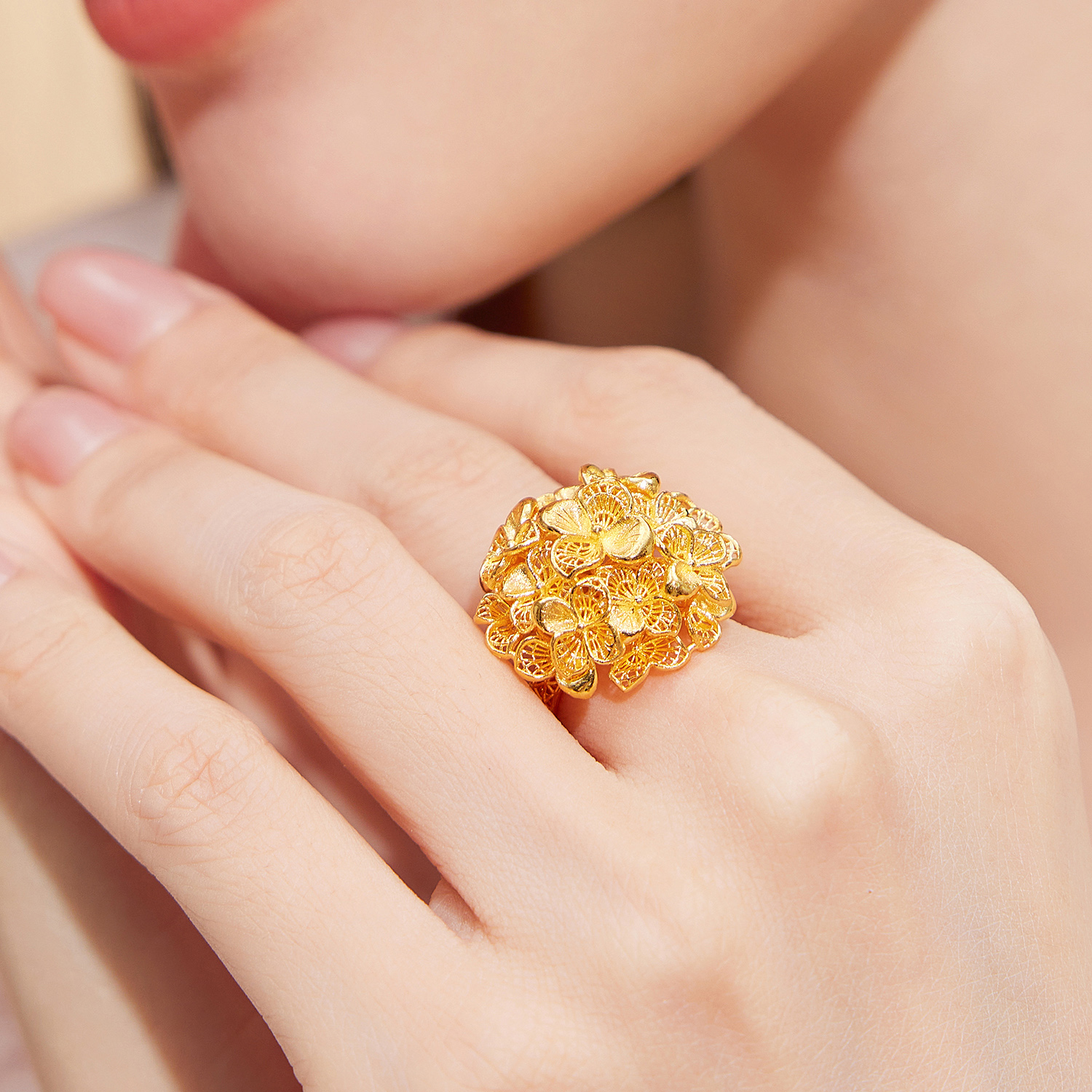 六福珠宝囍爱系列锦绣佳缘黄金戒指女金绣球花婚嫁礼计价020796RA【1V1直播看货】