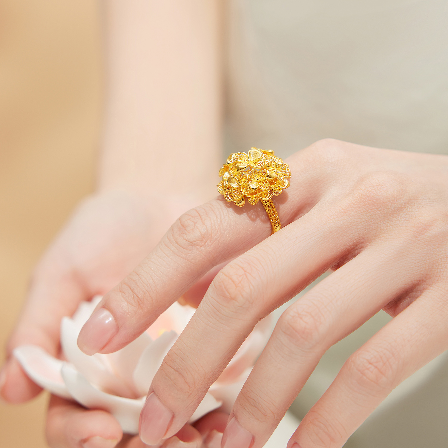 六福珠宝囍爱系列锦绣佳缘黄金戒指女金绣球花婚嫁礼计价020796RA【1V1直播看货】