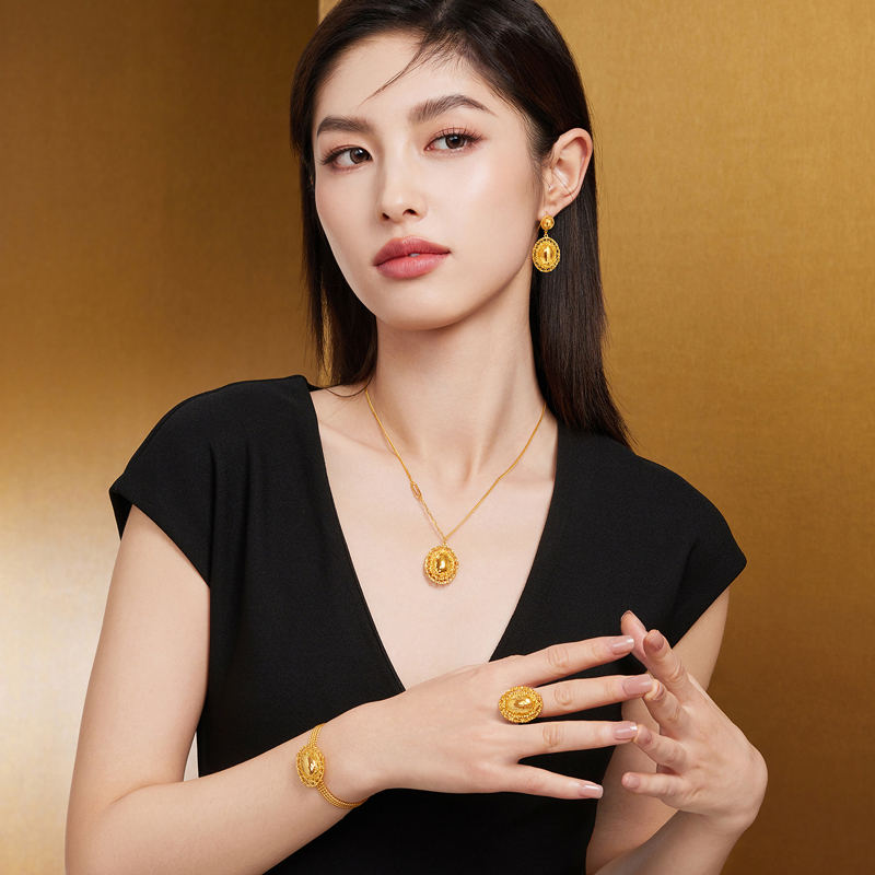 六福珠宝光影金爆闪黄金耳钉耳环女5G鸽子蛋足金耳饰计价015016EA