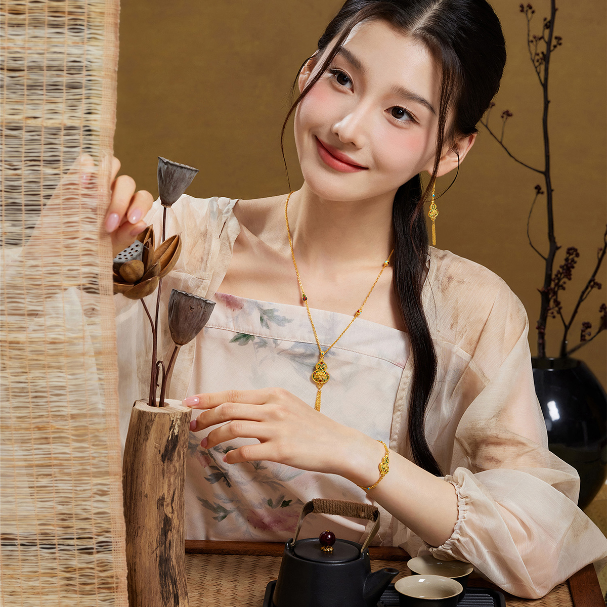 六福珠宝福满传家福禄生莲黄金手链葫芦鎏彩工艺计价F41TBGB0018【视频看货】