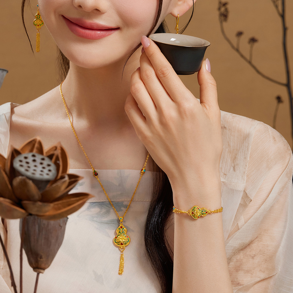 六福珠宝福满传家福禄生莲黄金手链葫芦鎏彩工艺计价F41TBGB0018【视频看货】