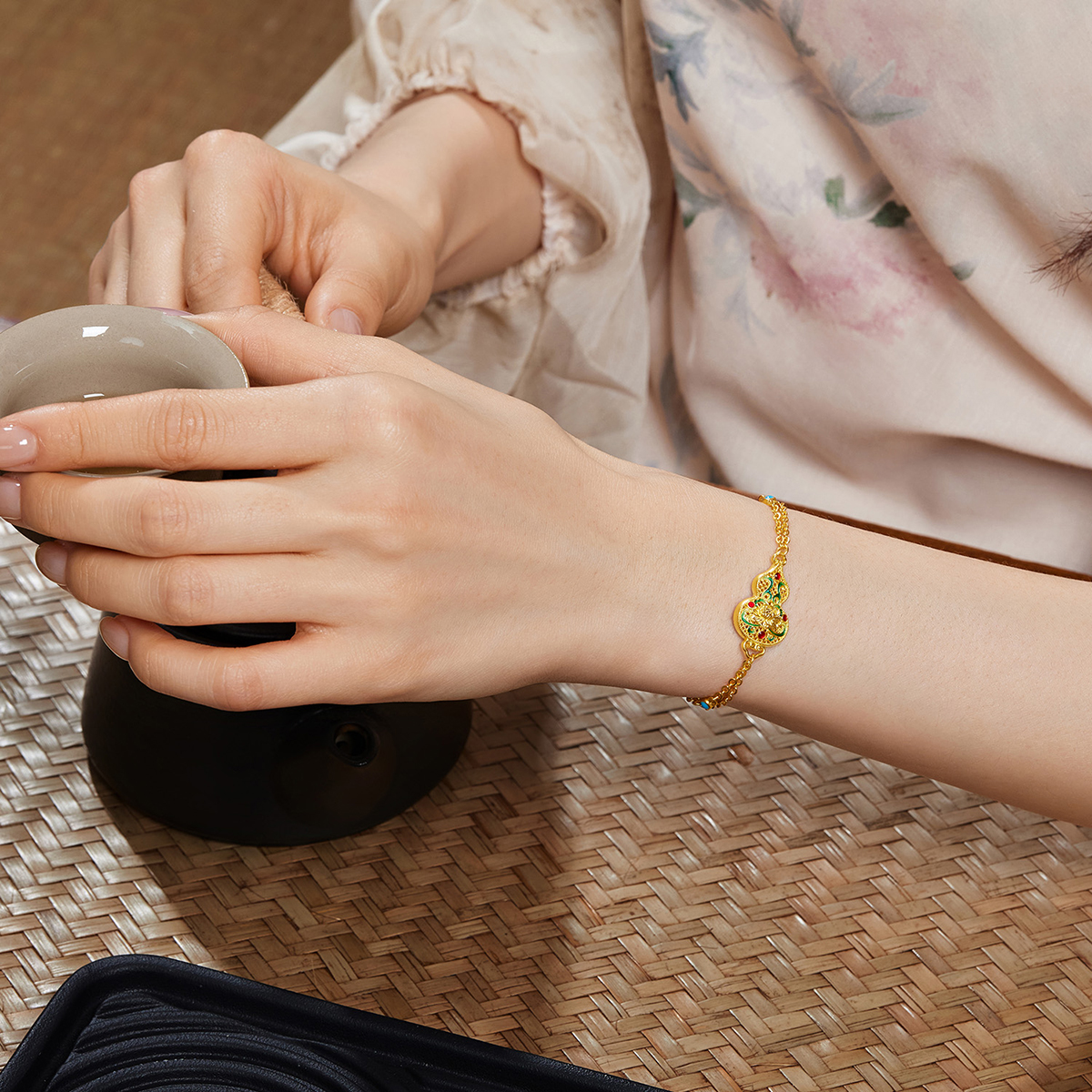 六福珠宝福满传家福禄生莲黄金手链葫芦鎏彩工艺计价F41TBGB0018【视频看货】