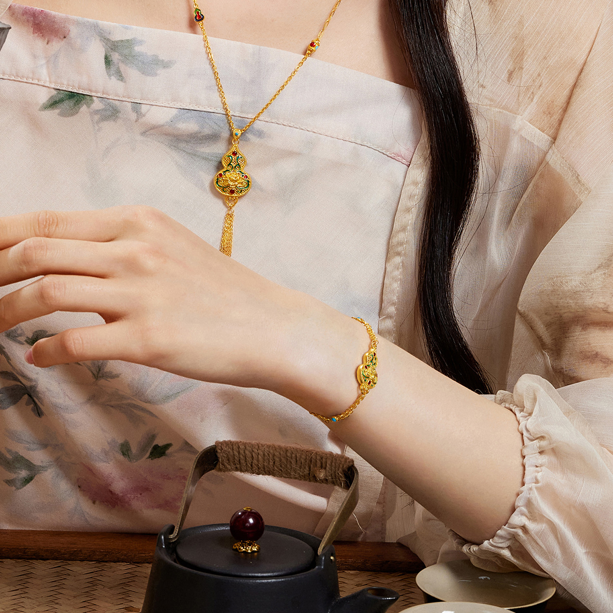 六福珠宝福满传家福禄生莲黄金手链葫芦鎏彩工艺计价F41TBGB0018【视频看货】