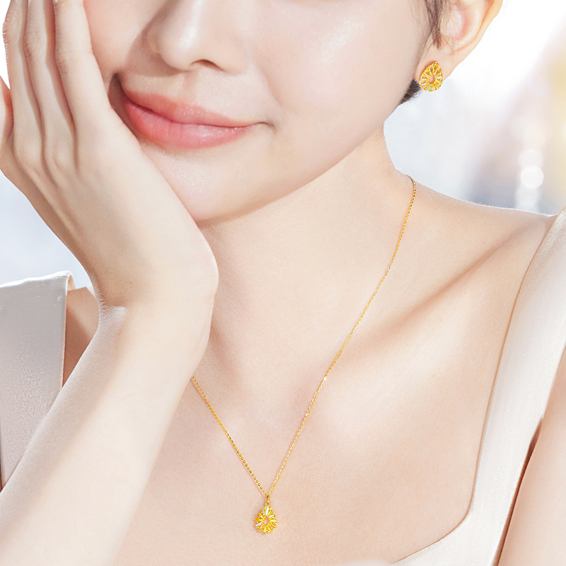 六福珠宝冰·钻水滴黄金耳钉女款炫彩色耳饰GJA0019DS