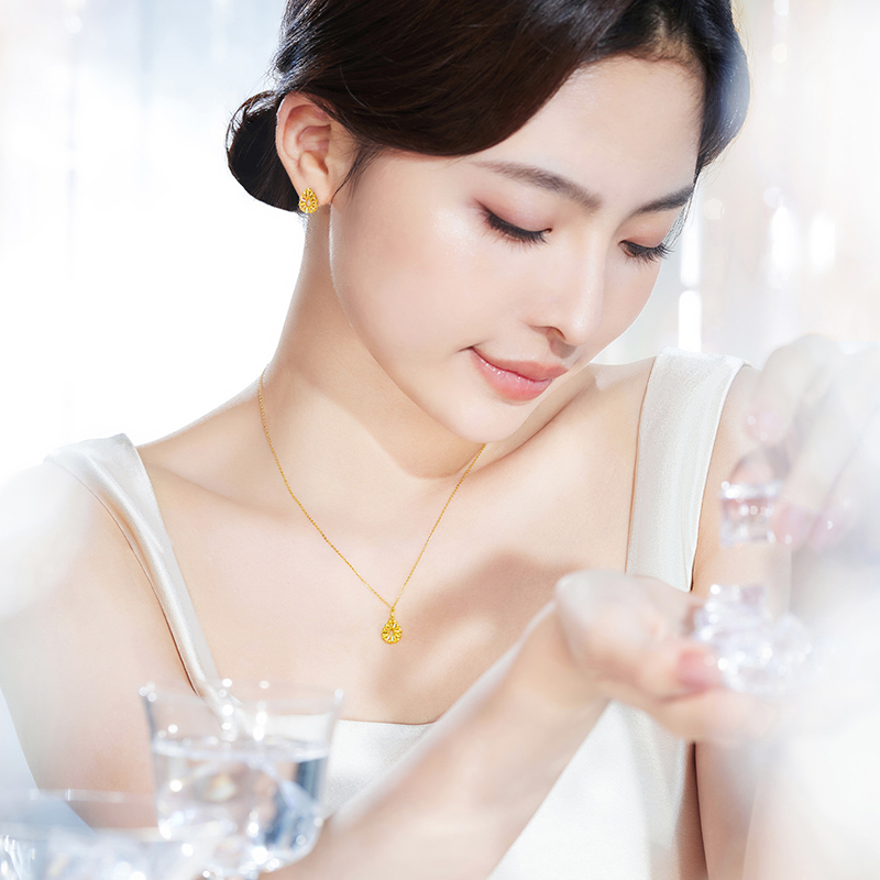 六福珠宝冰·钻水滴黄金耳钉女款炫彩色耳饰GJA0019DS