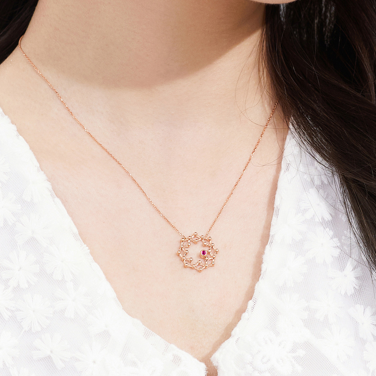 六福珠宝闪动星圈圆珠红宝石项链18k金套链定价L74JLFN04319R【联系客服补货】