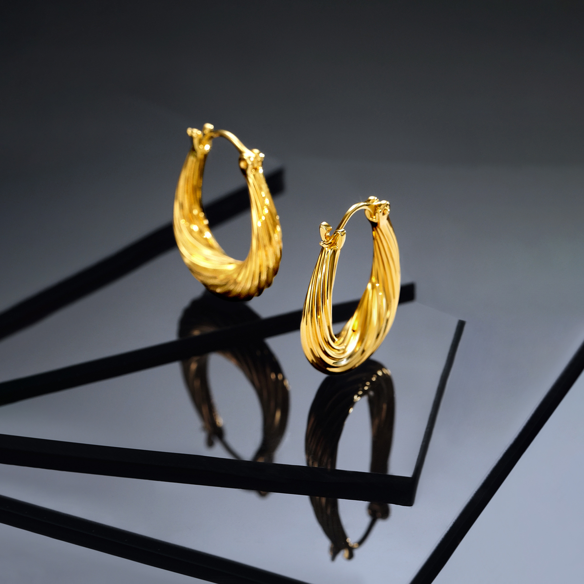 六福珠宝涟漪黄金耳圈女款水滴螺纹硬金耳环耳饰计价A01TBGE0008【视频看货】