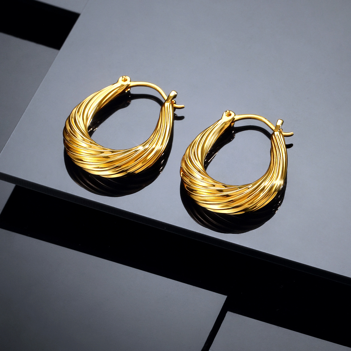 六福珠宝涟漪黄金耳圈女款水滴螺纹硬金耳环耳饰计价A01TBGE0008【视频看货】