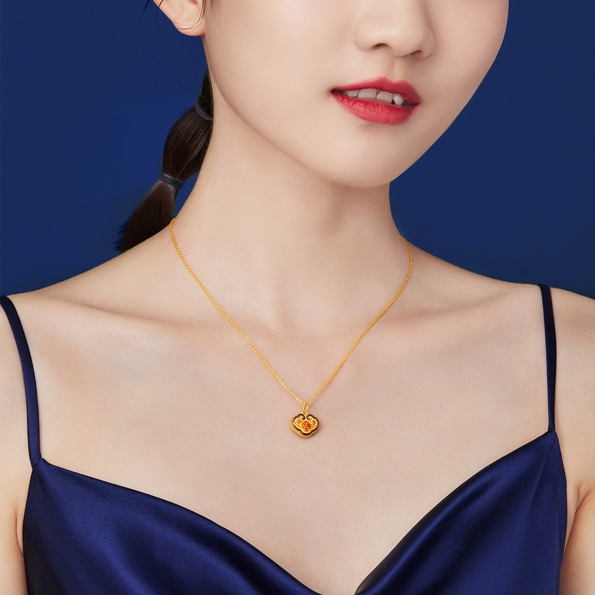 六福珠宝吉祥如意鎏彩工艺足金黄金吊坠不含链送礼计价HPGTBP0007