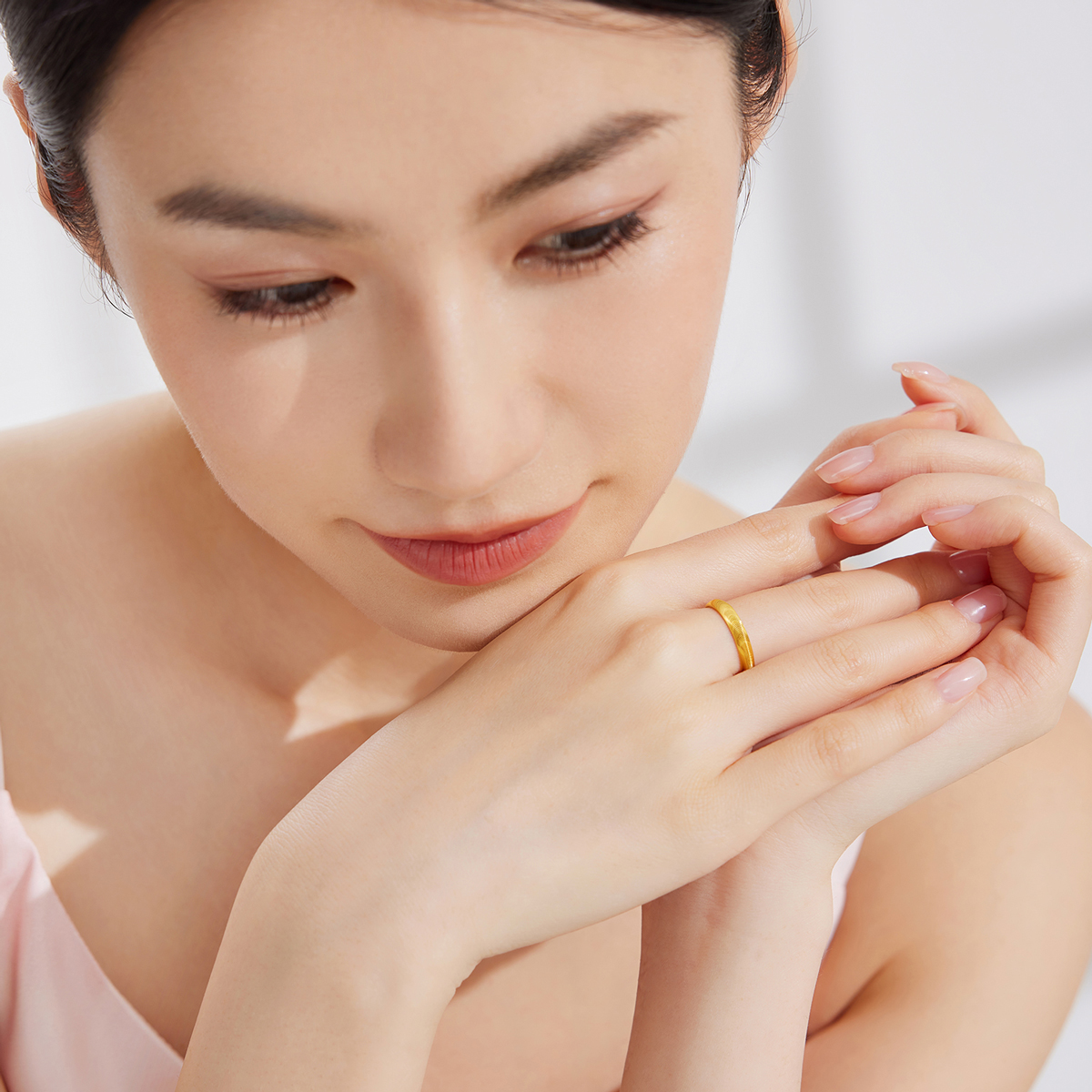  六福珠宝猫眼黄金戒指实心款女光面足金戒指首饰计价L25TBGR0001