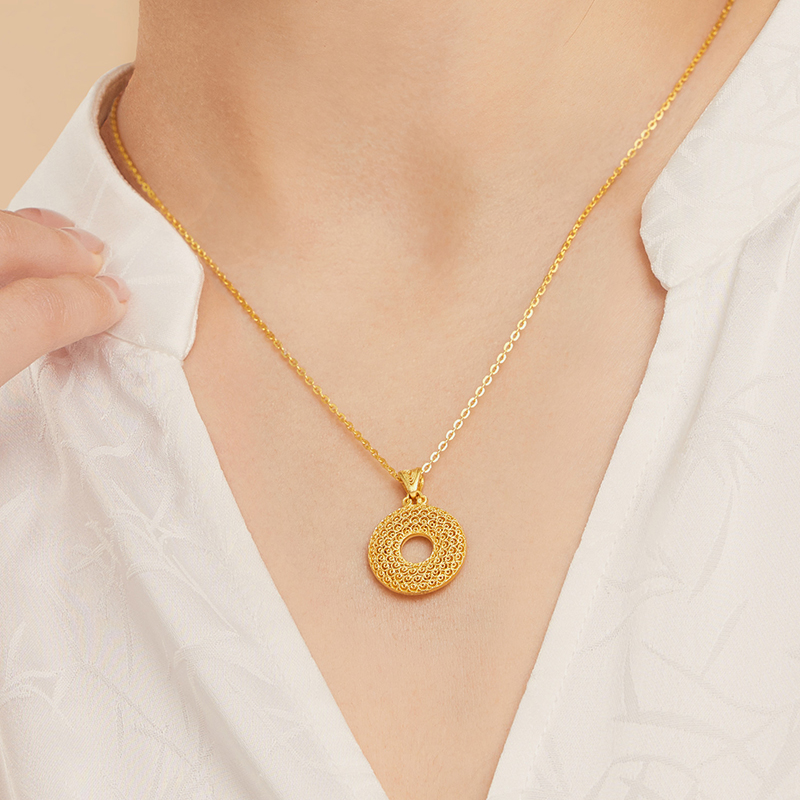 六福珠宝福满传家平安扣黄金吊坠女款镂空花丝挂坠计价B01G0003DS