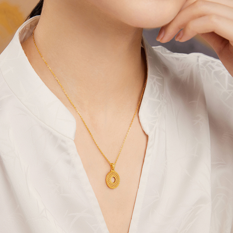 六福珠宝福满传家平安扣黄金吊坠女款镂空花丝挂坠计价B01G0003DS