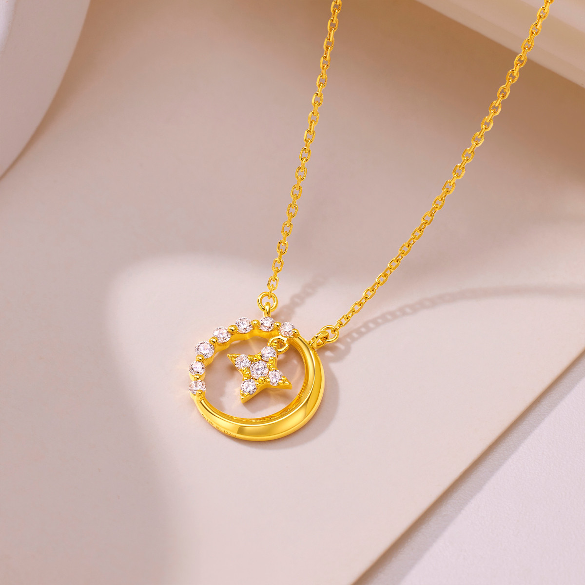 六福珠宝星月相伴天然钻石项链女款18k金吊坠首饰定价cMDSKN0101Y