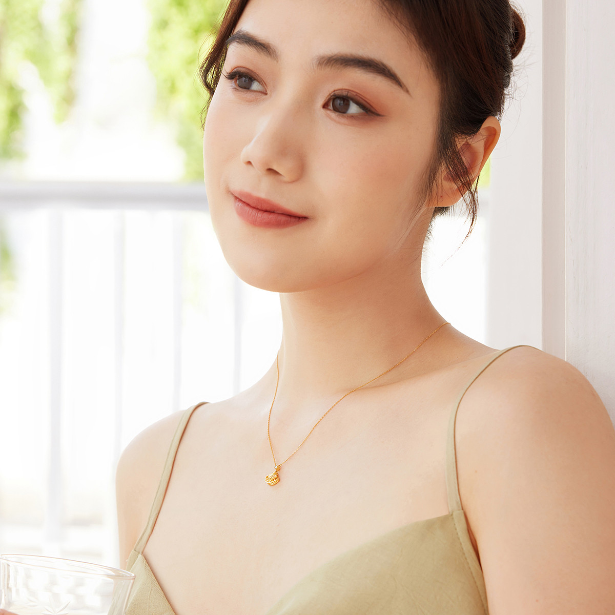 六福珠宝小裙子18K镶天然钻石项链女钻石吊坠套链定价bADSKN0005Y