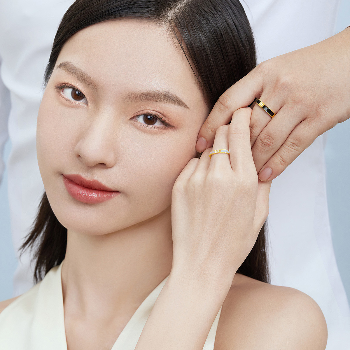 六福珠宝方形18k金钻石戒指女白贝壳情侣对戒定价cMDSKR0052Y