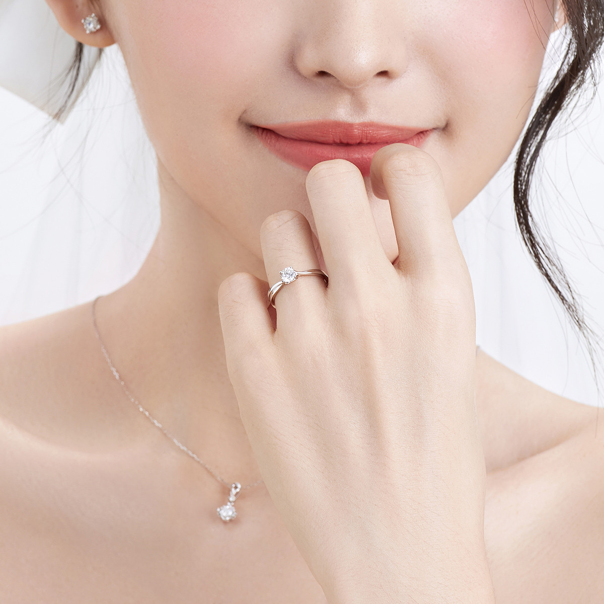  六福珠宝DiaPure纯钻18K金钻戒求婚天然钻石戒指女定价DP31972【联系客服补货】