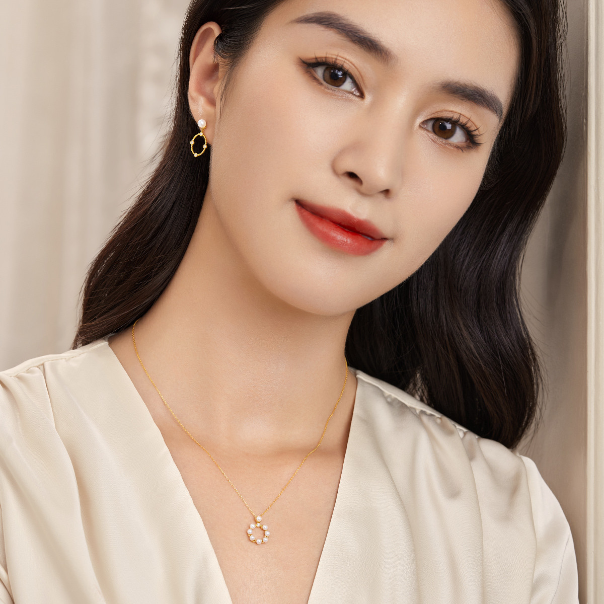  六福珠宝钻石耳钉女百搭款18k金珍珠耳环彩金耳坠定价cMDSKE0055Y【联系客服补货】