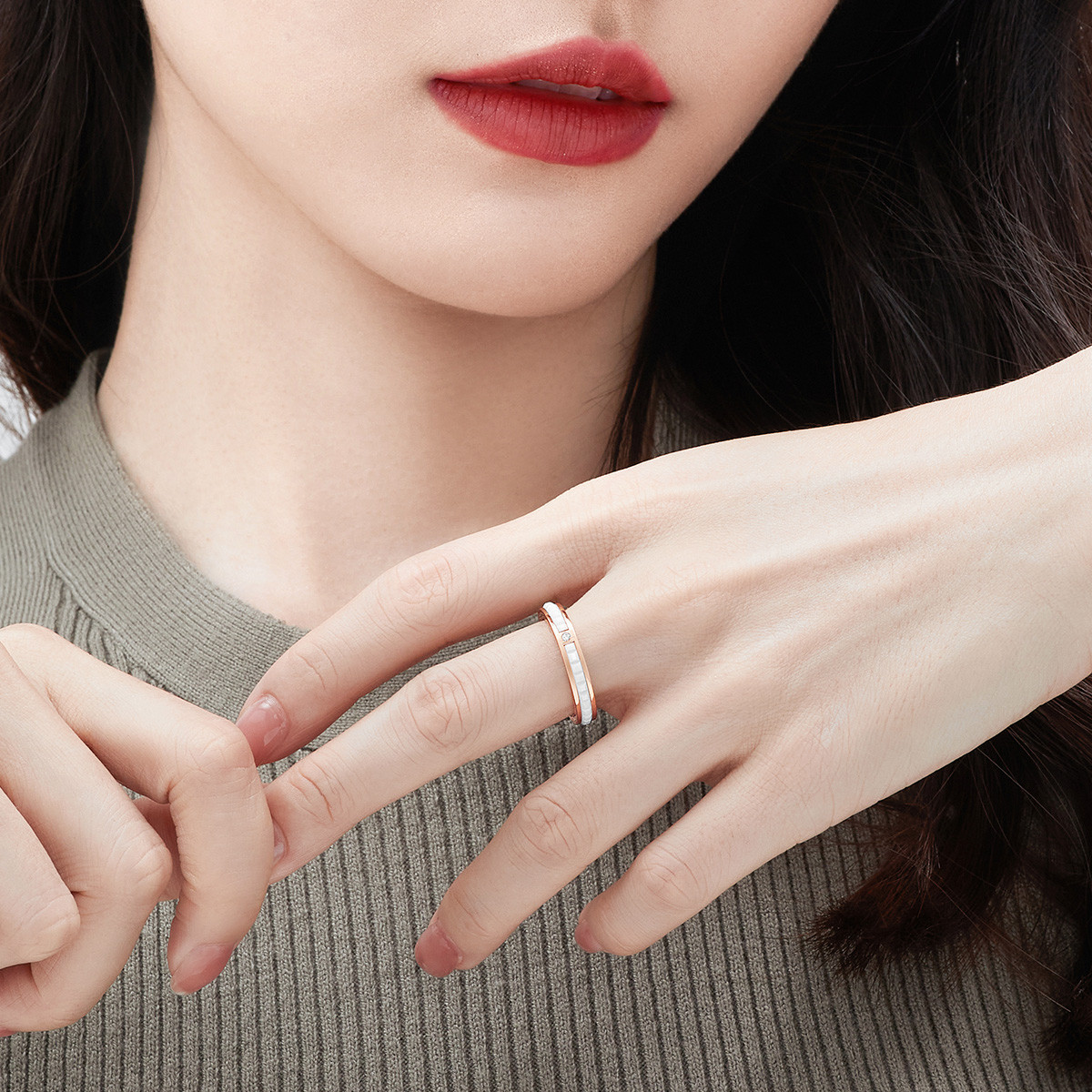 六福珠宝瓷场系列情侣对戒18K金钻石戒指女白陶瓷定价FIDSKR0003R【联系客服补货】
