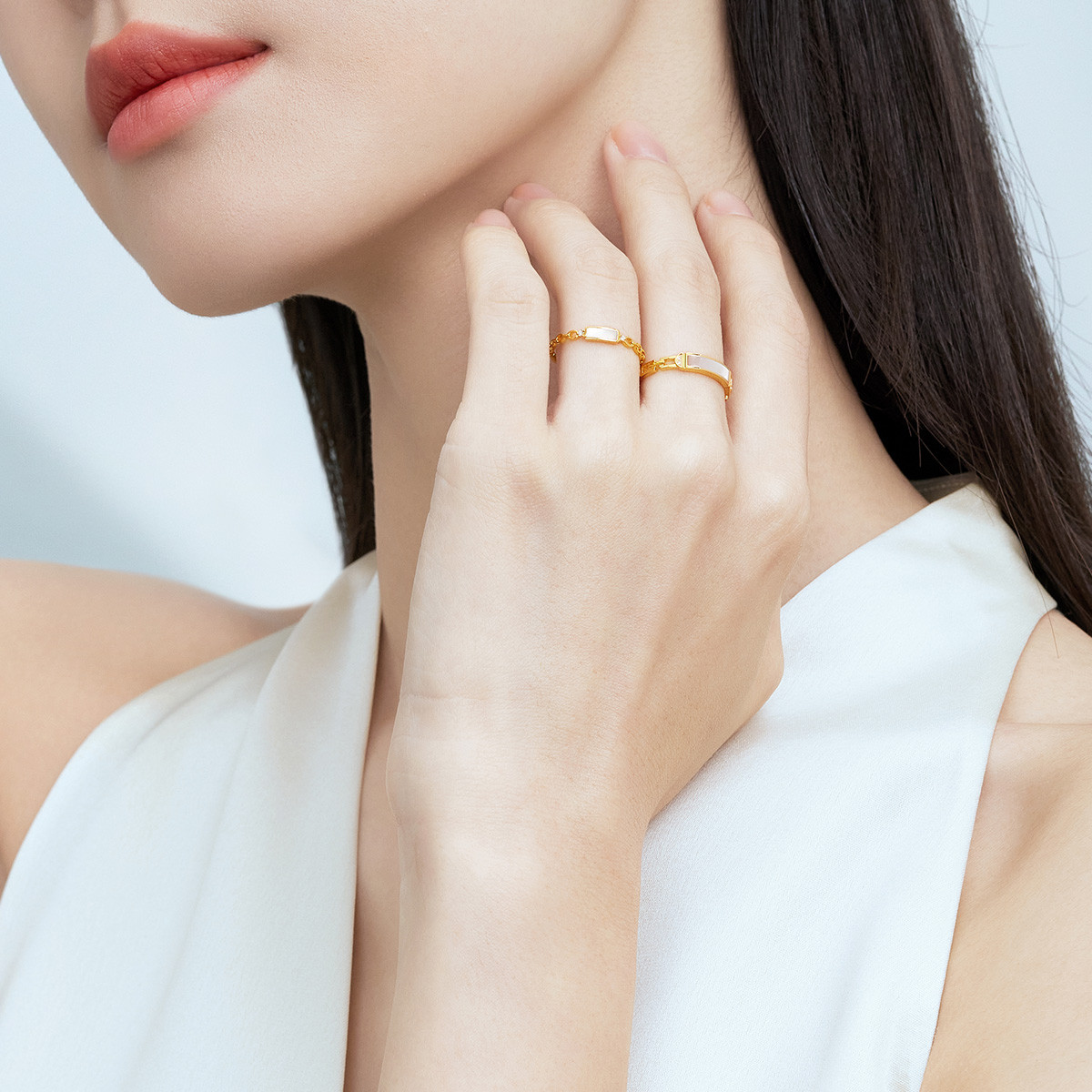 六福珠宝百搭白贝壳钻石戒指18k金闭口女戒定价cMDSKR0048Y