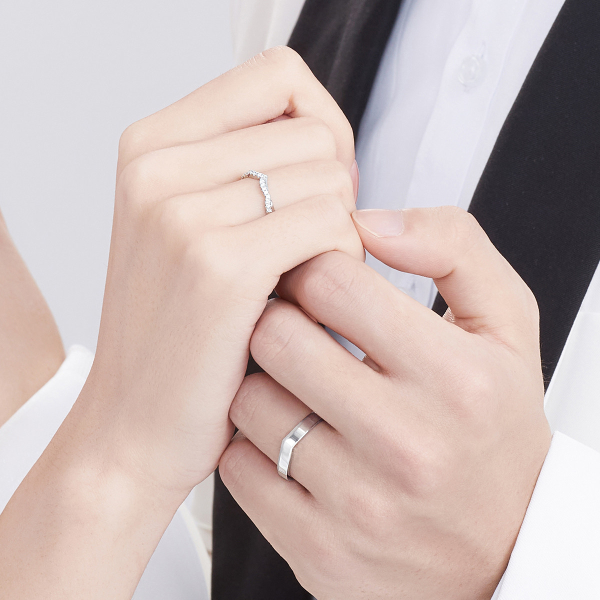 【秒杀】六福珠宝18K金戒指求婚情侣款男女结婚对戒定价WD31765【联系客服补货】【1V1直播看货】